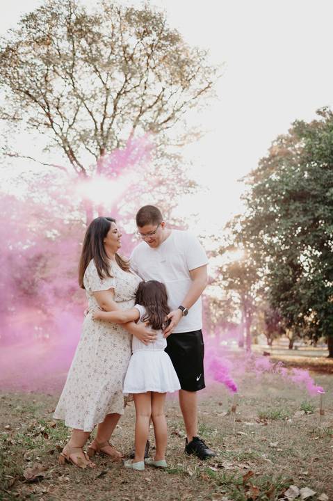 #ensaiorevelação ; Franciele Duailibi Fotograifa; fotografo em campo grande; ensaio revelação com fumaça; fumaça colorida; revelação com fumaça; cha revelação externo; revelação com irmã; ensaio familia. fotos campo grande; bosque da paz; fotografo '