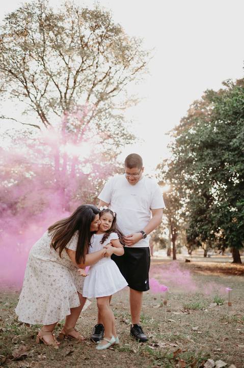 #ensaiorevelação ; Franciele Duailibi Fotograifa; fotografo em campo grande; ensaio revelação com fumaça; fumaça colorida; revelação com fumaça; cha revelação externo; revelação com irmã; ensaio familia. fotos campo grande; bosque da paz; fotografo '