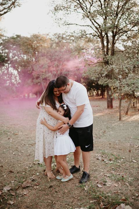 #ensaiorevelação ; Franciele Duailibi Fotograifa; fotografo em campo grande; ensaio revelação com fumaça; fumaça colorida; revelação com fumaça; cha revelação externo; revelação com irmã; ensaio familia. fotos campo grande; bosque da paz; fotografo '