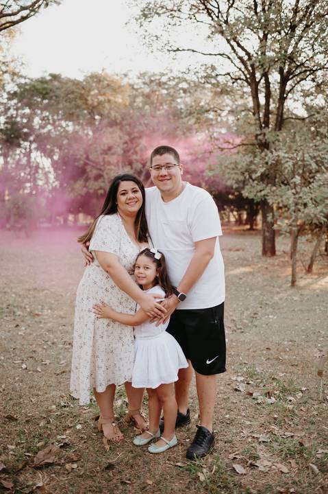 #ensaiorevelação ; Franciele Duailibi Fotograifa; fotografo em campo grande; ensaio revelação com fumaça; fumaça colorida; revelação com fumaça; cha revelação externo; revelação com irmã; ensaio familia. fotos campo grande; bosque da paz; fotografo '