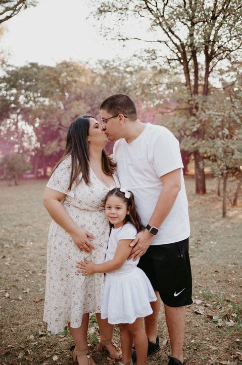 #ensaiorevelação ; Franciele Duailibi Fotograifa; fotografo em campo grande; ensaio revelação com fumaça; fumaça colorida; revelação com fumaça; cha revelação externo; revelação com irmã; ensaio familia. fotos campo grande; bosque da paz; fotografo '