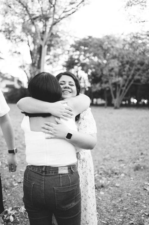 #ensaiorevelação ; Franciele Duailibi Fotograifa; fotografo em campo grande; ensaio revelação com fumaça; fumaça colorida; revelação com fumaça; cha revelação externo; revelação com irmã; ensaio familia. fotos campo grande; bosque da paz; fotografo '