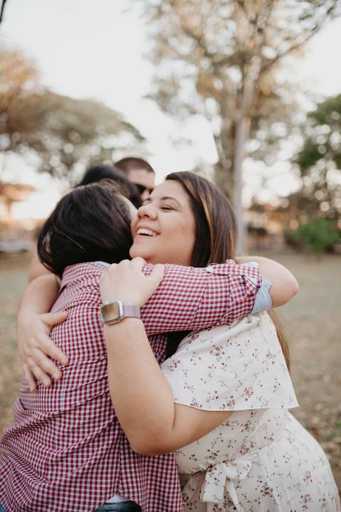 #ensaiorevelação ; Franciele Duailibi Fotograifa; fotografo em campo grande; ensaio revelação com fumaça; fumaça colorida; revelação com fumaça; cha revelação externo; revelação com irmã; ensaio familia. fotos campo grande; bosque da paz; fotografo '