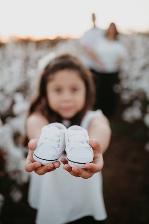 anuncio de gravidez; ensaio anuncio; anuncio com irmão; fotos externas; fotos no campo de algodão; fotografo em campo grande; franciele duailibi fotografia; fotos de gestante campo grande; campo de algodao; revelação; irma mais velha'