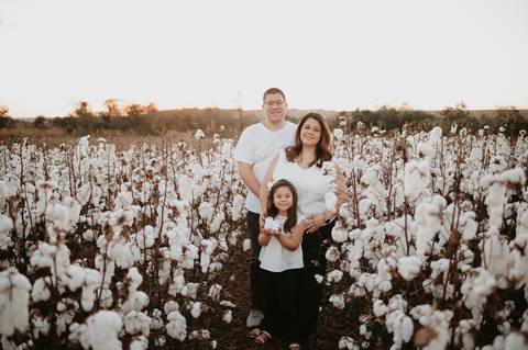 anuncio de gravidez; ensaio anuncio; anuncio com irmão; fotos externas; fotos no campo de algodão; fotografo em campo grande; franciele duailibi fotografia; fotos de gestante campo grande; campo de algodao; revelação; irma mais velha'