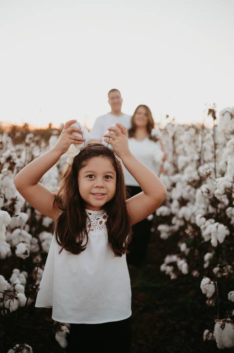 anuncio de gravidez; ensaio anuncio; anuncio com irmão; fotos externas; fotos no campo de algodão; fotografo em campo grande; franciele duailibi fotografia; fotos de gestante campo grande; campo de algodao; revelação; irma mais velha'
