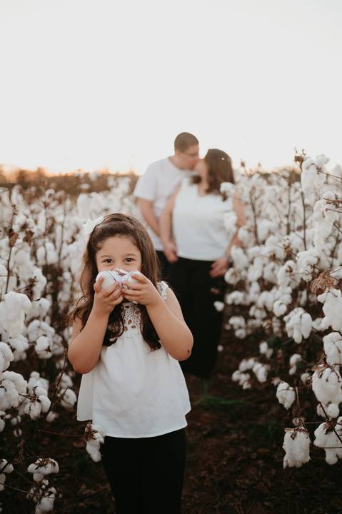 anuncio de gravidez; ensaio anuncio; anuncio com irmão; fotos externas; fotos no campo de algodão; fotografo em campo grande; franciele duailibi fotografia; fotos de gestante campo grande; campo de algodao; revelação; irma mais velha'