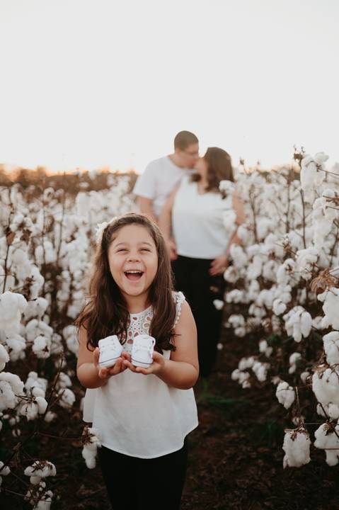 anuncio de gravidez; ensaio anuncio; anuncio com irmão; fotos externas; fotos no campo de algodão; fotografo em campo grande; franciele duailibi fotografia; fotos de gestante campo grande; campo de algodao; revelação; irma mais velha'