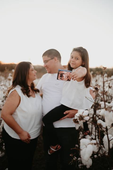 anuncio de gravidez; ensaio anuncio; anuncio com irmão; fotos externas; fotos no campo de algodão; fotografo em campo grande; franciele duailibi fotografia; fotos de gestante campo grande; campo de algodao; revelação; irma mais velha'