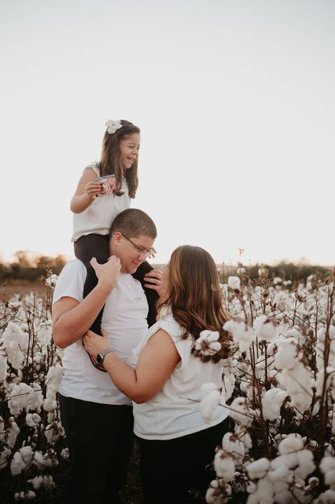 anuncio de gravidez; ensaio anuncio; anuncio com irmão; fotos externas; fotos no campo de algodão; fotografo em campo grande; franciele duailibi fotografia; fotos de gestante campo grande; campo de algodao; revelação; irma mais velha'