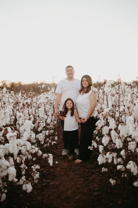 anuncio de gravidez; ensaio anuncio; anuncio com irmão; fotos externas; fotos no campo de algodão; fotografo em campo grande; franciele duailibi fotografia; fotos de gestante campo grande; campo de algodao; revelação; irma mais velha'