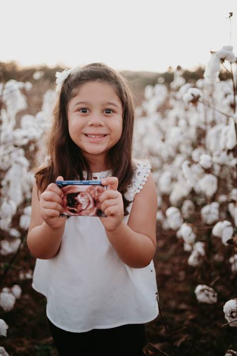 anuncio de gravidez; ensaio anuncio; anuncio com irmão; fotos externas; fotos no campo de algodão; fotografo em campo grande; franciele duailibi fotografia; fotos de gestante campo grande; campo de algodao; revelação; irma mais velha'