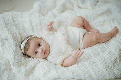ensaio bebe menina 3 meses no estudio, estilo boho, ensaio pinterest; fotos em familia no estudio; estudio em campo grande; bebe menina; ensaio de criança; franciele duailibi fotografia'
