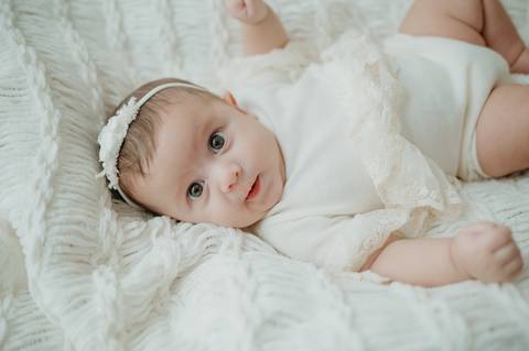ensaio bebe menina 3 meses no estudio, estilo boho, ensaio pinterest; fotos em familia no estudio; estudio em campo grande; bebe menina; ensaio de criança; franciele duailibi fotografia'