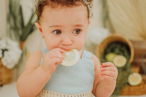 mini sessão; ensaio infantil; sessao limao; ensaio limaozinho; sessao limao ;sessao com frutinhas; fotos com limao; fotografa campo grande; fotos de bebes; maternidade; campo grande; mini ensaio; acompanhamento de bebe, introducao alimentar'