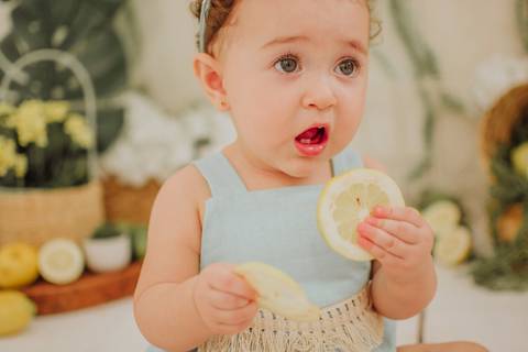 mini sessão; ensaio infantil; sessao limao; ensaio limaozinho; sessao limao ;sessao com frutinhas; fotos com limao; fotografa campo grande; fotos de bebes; maternidade; campo grande; mini ensaio; acompanhamento de bebe, introducao alimentar'