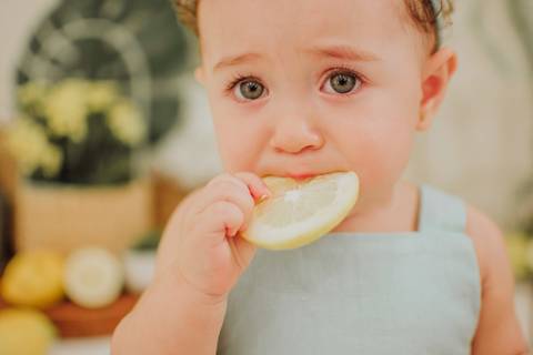mini sessão; ensaio infantil; sessao limao; ensaio limaozinho; sessao limao ;sessao com frutinhas; fotos com limao; fotografa campo grande; fotos de bebes; maternidade; campo grande; mini ensaio; acompanhamento de bebe, introducao alimentar'