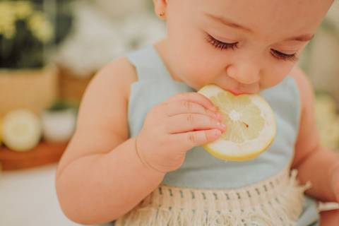 mini sessão; ensaio infantil; sessao limao; ensaio limaozinho; sessao limao ;sessao com frutinhas; fotos com limao; fotografa campo grande; fotos de bebes; maternidade; campo grande; mini ensaio; acompanhamento de bebe, introducao alimentar'