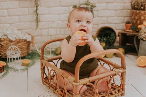 mini sessão; ensaio infantil; sessao com laranja; ensaio laranja; sessao bebe com laranja ;sessao com frutinhas; fotos com laranja; fotografa campo grande; fotos de bebes; maternidade; campo grande; mini ensaio; acompanhamento de bebe, introducao alimenta'
