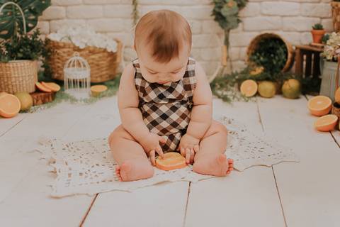 mini sessão; ensaio infantil; sessao com laranja; ensaio laranja; sessao bebe com laranja ;sessao com frutinhas; fotos com laranja; fotografa campo grande; fotos de bebes; maternidade; campo grande; mini ensaio; acompanhamento de bebe, introducao alimenta'