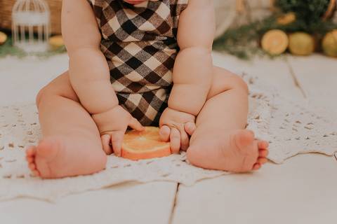 mini sessão; ensaio infantil; sessao com laranja; ensaio laranja; sessao bebe com laranja ;sessao com frutinhas; fotos com laranja; fotografa campo grande; fotos de bebes; maternidade; campo grande; mini ensaio; acompanhamento de bebe, introducao alimenta'