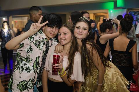 Manuela 15 anos - Frente da Mesa - Avante - Santo Antônio de Lisboa - Florianópolis - Floripa - Vestido vermelho 15 anos - Bolo 15 anos - Parabéns 15 anos - Balada - DJ - Pista de dança - Baile 15 anos - Baile debutante'