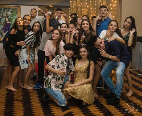 Manuela 15 anos - Frente da Mesa - Avante - Santo Antônio de Lisboa - Florianópolis - Floripa - Vestido vermelho 15 anos - Bolo 15 anos - Parabéns 15 anos - Balada - DJ - Pista de dança - Baile 15 anos - Baile debutante'