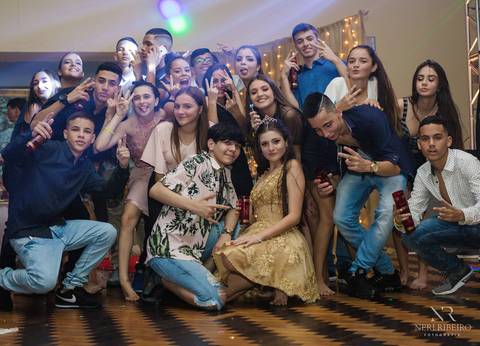 Manuela 15 anos - Frente da Mesa - Avante - Santo Antônio de Lisboa - Florianópolis - Floripa - Vestido vermelho 15 anos - Bolo 15 anos - Parabéns 15 anos - Balada - DJ - Pista de dança - Baile 15 anos - Baile debutante'