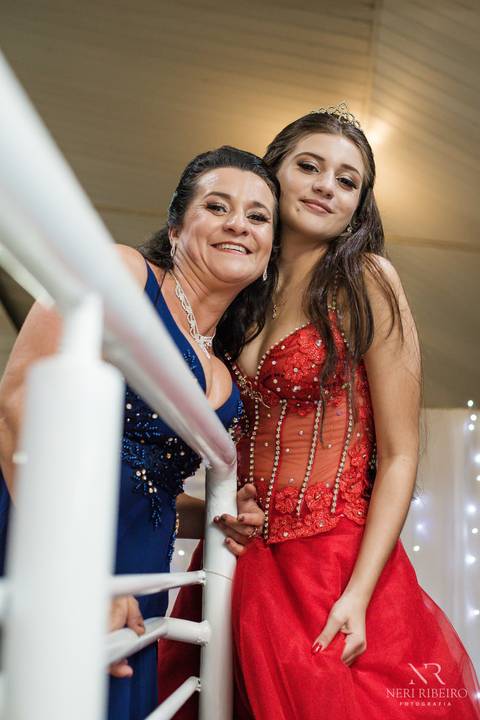 Manuela 15 anos - Frente da Mesa - Avante - Santo Antônio de Lisboa - Florianópolis - Floripa - Vestido vermelho 15 anos'