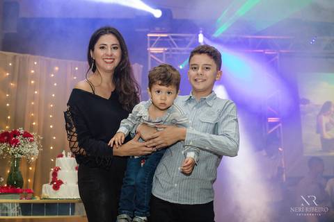 Manuela 15 anos - Frente da Mesa - Avante - Santo Antônio de Lisboa - Florianópolis - Floripa - Vestido vermelho 15 anos - Bolo 15 anos - Parabéns 15 anos - Balada - DJ - Pista de dança - Baile 15 anos - Baile debutante'