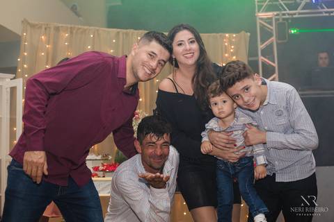 Manuela 15 anos - Frente da Mesa - Avante - Santo Antônio de Lisboa - Florianópolis - Floripa - Vestido vermelho 15 anos - Bolo 15 anos - Parabéns 15 anos - Balada - DJ - Pista de dança - Baile 15 anos - Baile debutante'