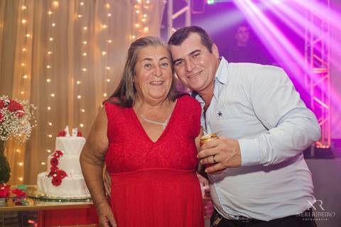 Manuela 15 anos - Frente da Mesa - Avante - Santo Antônio de Lisboa - Florianópolis - Floripa - Vestido vermelho 15 anos - Bolo 15 anos - Parabéns 15 anos - Balada - DJ - Pista de dança - Baile 15 anos - Baile debutante'