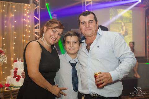 Manuela 15 anos - Frente da Mesa - Avante - Santo Antônio de Lisboa - Florianópolis - Floripa - Vestido vermelho 15 anos - Bolo 15 anos - Parabéns 15 anos - Balada - DJ - Pista de dança - Baile 15 anos - Baile debutante'