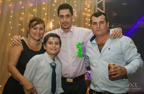 Manuela 15 anos - Frente da Mesa - Avante - Santo Antônio de Lisboa - Florianópolis - Floripa - Vestido vermelho 15 anos - Bolo 15 anos - Parabéns 15 anos - Balada - DJ - Pista de dança - Baile 15 anos - Baile debutante'