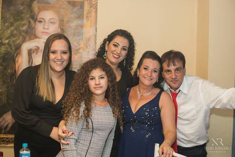 Manuela 15 anos - Frente da Mesa - Avante - Santo Antônio de Lisboa - Florianópolis - Floripa - Vestido vermelho 15 anos - Bolo 15 anos - Parabéns 15 anos - Balada - DJ - Pista de dança - Baile 15 anos - Baile debutante'