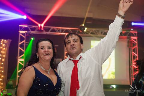 Manuela 15 anos - Frente da Mesa - Avante - Santo Antônio de Lisboa - Florianópolis - Floripa - Vestido vermelho 15 anos - Bolo 15 anos - Parabéns 15 anos - Balada - DJ - Pista de dança - Baile 15 anos - Baile debutante'