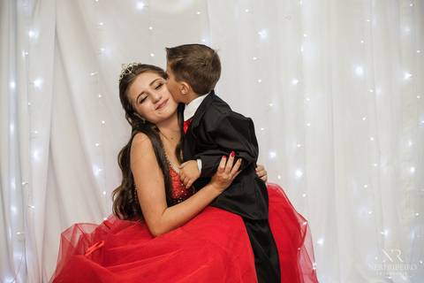 Manuela 15 anos - Frente da Mesa - Avante - Santo Antônio de Lisboa - Florianópolis - Floripa - Vestido vermelho 15 anos '