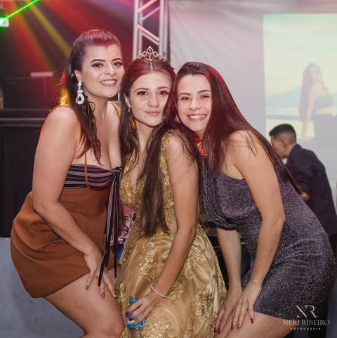 Manuela 15 anos - Frente da Mesa - Avante - Santo Antônio de Lisboa - Florianópolis - Floripa - Vestido vermelho 15 anos - Bolo 15 anos - Parabéns 15 anos - Balada - DJ - Pista de dança - Baile 15 anos - Baile debutante'