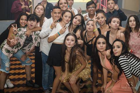 Manuela 15 anos - Frente da Mesa - Avante - Santo Antônio de Lisboa - Florianópolis - Floripa - Vestido vermelho 15 anos - Bolo 15 anos - Parabéns 15 anos - Balada - DJ - Pista de dança - Baile 15 anos - Baile debutante'