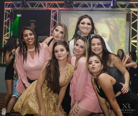 Manuela 15 anos - Frente da Mesa - Avante - Santo Antônio de Lisboa - Florianópolis - Floripa - Vestido vermelho 15 anos - Bolo 15 anos - Parabéns 15 anos - Balada - DJ - Pista de dança - Baile 15 anos - Baile debutante'