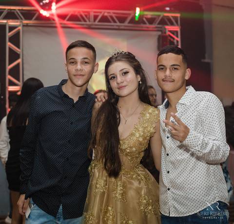Manuela 15 anos - Frente da Mesa - Avante - Santo Antônio de Lisboa - Florianópolis - Floripa - Vestido vermelho 15 anos - Bolo 15 anos - Parabéns 15 anos - Balada - DJ - Pista de dança - Baile 15 anos - Baile debutante'