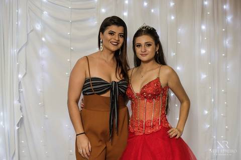 Manuela 15 anos - Frente da Mesa - Avante - Santo Antônio de Lisboa - Florianópolis - Floripa - Vestido vermelho 15 anos '