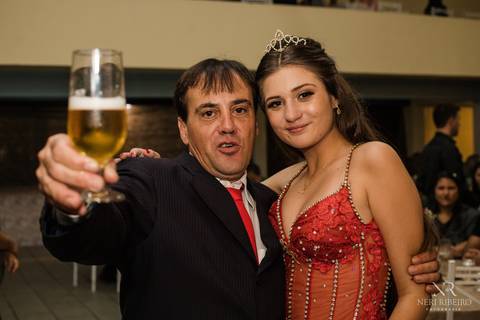 Manuela 15 anos - Frente da Mesa - Avante - Santo Antônio de Lisboa - Florianópolis - Floripa - Vestido vermelho 15 anos - Bolo 15 anos - Parabéns 15 anos - Balada - DJ - Pista de dança - Baile 15 anos - Baile debutante'