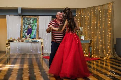 Manuela 15 anos - Frente da Mesa - Avante - Santo Antônio de Lisboa - Florianópolis - Floripa - Vestido vermelho 15 anos - Bolo 15 anos - Valsa 15 anos - Debutante'