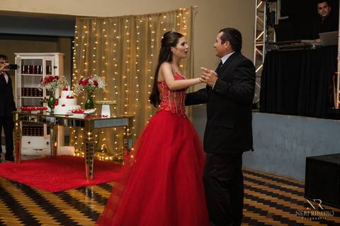 Manuela 15 anos - Frente da Mesa - Avante - Santo Antônio de Lisboa - Florianópolis - Floripa - Vestido vermelho 15 anos - Bolo 15 anos - Valsa 15 anos - Debutante'