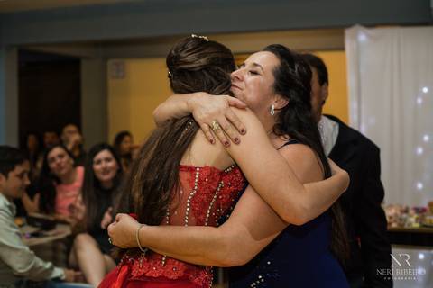 Manuela 15 anos - Frente da Mesa - Avante - Santo Antônio de Lisboa - Florianópolis - Floripa - Vestido vermelho 15 anos - Homenagem dubutante - Anel'