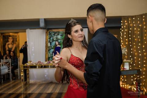 Manuela 15 anos - Frente da Mesa - Avante - Santo Antônio de Lisboa - Florianópolis - Floripa - Vestido vermelho 15 anos - Bolo 15 anos - Valsa 15 anos - Debutante'