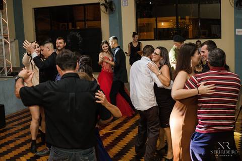 Manuela 15 anos - Frente da Mesa - Avante - Santo Antônio de Lisboa - Florianópolis - Floripa - Vestido vermelho 15 anos - Bolo 15 anos - Valsa 15 anos - Debutante'