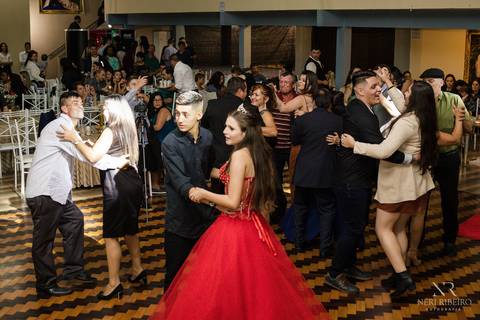 Manuela 15 anos - Frente da Mesa - Avante - Santo Antônio de Lisboa - Florianópolis - Floripa - Vestido vermelho 15 anos - Bolo 15 anos - Valsa 15 anos - Debutante'