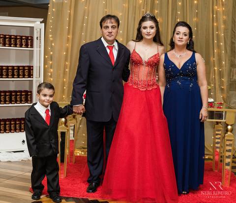 Manuela 15 anos - Frente da Mesa - Avante - Santo Antônio de Lisboa - Florianópolis - Floripa - Vestido vermelho 15 anos  - Decoração vermelho e dourado'